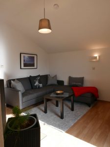 Gemütliche Couch im Wohnraum | Zellerhorn